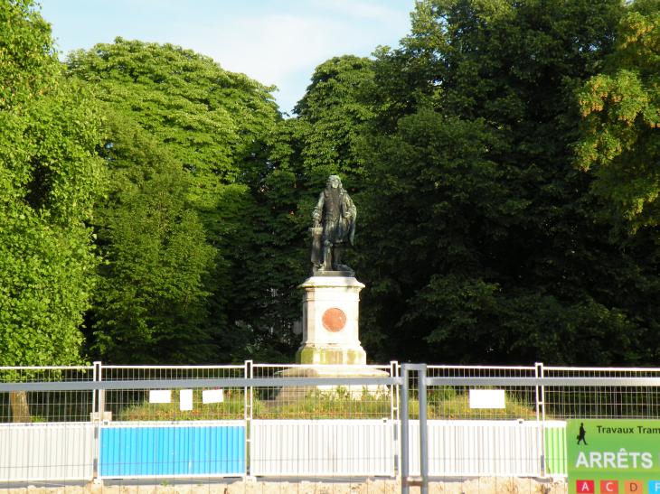  statue, face à la gare